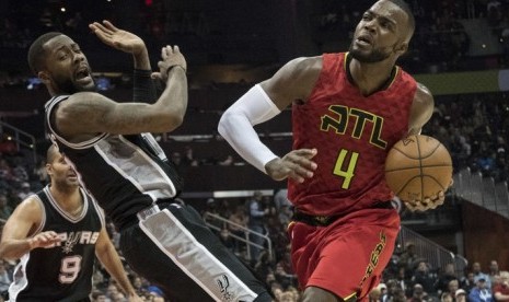 Atlanta Hawks (jersey merah) saat mengalahkan San Antonio Spurs