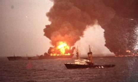 Atlantic Empress yang membawa 275 ribu ton minyak terbakar usai bertabrakan dengan Aegean Captain yang membawa 200 ribu ton minyak di Karibia, 19 Juli 1979.