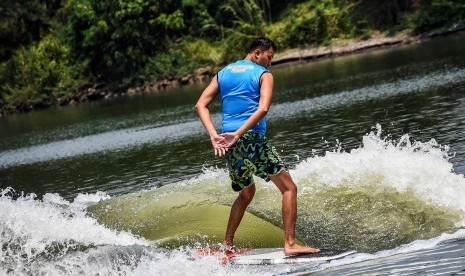 Atlet andalan Kota Bandung, Ongky M. Fataah berhasil meraih medali emas di nomor Wakesurf putra pada Kejuaraan Ski Air dan Wakeboard Piala Gubernur Jabar 2019. Foto: Abdan Syakura/Republika