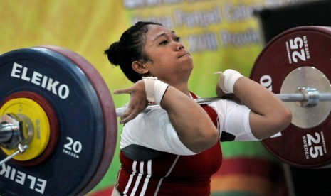 Atlet Angkat Besi Bali, Sinta Darmariani mencoba mengangkat beban 118Kg angkatan Clean And Jerk pada Kelas 69Kg Angkat Besi Putri PON XVIII di Hotel Ratu Mayang Garden, Pekanbaru, Riau, Kamis (13/9). Sinta Darmariani berhasil meraih medali emas dengan tota