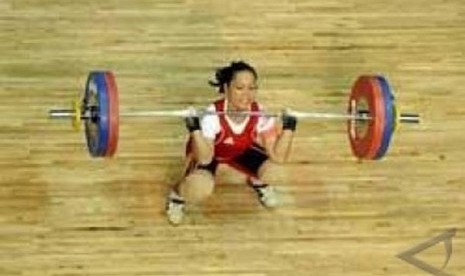 Atlet angkat besi Indonesia, Citra Febrianti, melakukan angkatan clean & jerk saat pertandingan Grup B kelas 53 kg di Dongguan Gymnasium, Guandong, Cina, Ahad  (14/11).