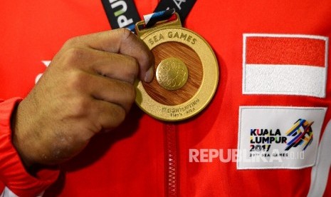 Atlet angkat besi Indonesia Deni bertanding pada kelas 69 kg angkat besi putra SEA Games 2017 Kuala Lumpur di MITEC, Malaysia, Selasa (29/8).