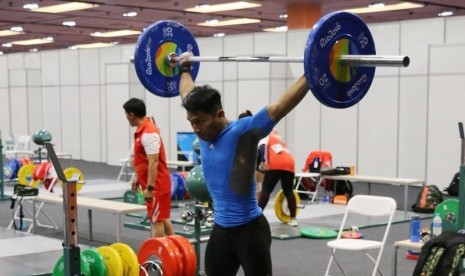 Atlet angkat besi Indonesia Deni saat berlatih di Rio de Janeiro, Jumat (29/7).