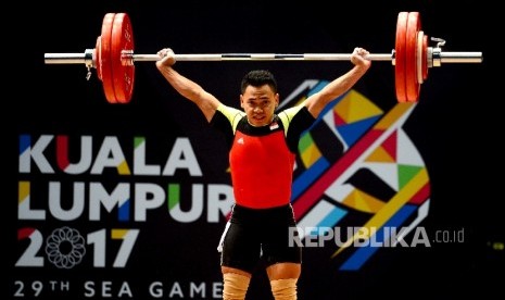 Atlet angkat besi Indonesia Eko Yuli Irawan bertanding pada nomor nomor 62 kg angkat besi SEA Games 2017 Kuala Lumpur di MITEC, Malaysia, Senin (28/8). 