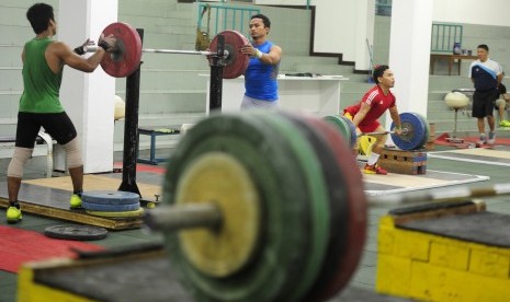 Atlet angkat besi mengikuti pemusatan latihan di Kawasan Stadion Gelora Bung Karno Jakarta, Jumat (4/3).