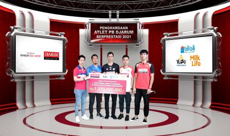 Atlet-atlet PB Djarum menerima bonus atas keberhasilan membantu timnas meraih trofi Piala Thomas 2021.