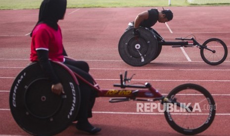 Atlet balap kursi roda National Paralympic Committee (NPC) mengikuti pemusatan latihan di Lapangan Universitas Sebelas Maret, Solo, Jawa Tengah, Senin (9/12/2019).(Antara/Maulana Surya)