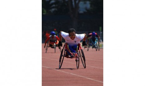 Atlet balap kursi roda putra National Paralympic Committee (NPC).