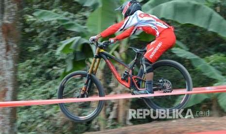 Atlet Balap Sepeda Indonesia Khoiful Mukhib tampil di Seeding Run Men Elite Downhill Asian Games 2018 Mountainbike, di Khe Bun Hill, Kabupaten Subang, Senin (20/8).