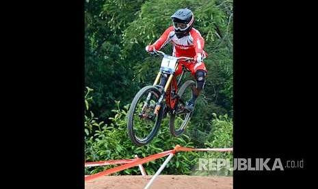 Atlet Balap Sepeda Indonesia Khoiful Mukhib tampil di Seeding Run Men Elite Downhill Asian Games 2018 Mountainbike, di Khe Bun Hill, Kabupaten Subang, Senin (20/8). Khoiful Mukhib berhasil mempersembahkan emas untuk Indonesia.