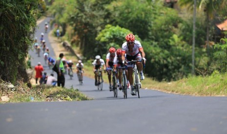 Atlet balap sepeda Internatonal Tour de Banyuwangi Ijen di Banyuwangi, Jawa Timur.