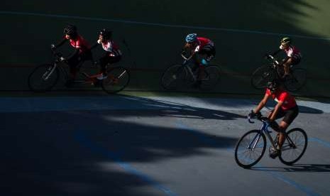 Atlet balap sepeda National Paralympic Committee (NPC) mengikuti pemusatan latihan Pelatnas Asian Para Games Balap Sepeda di Velodrome, Manahan, Solo, Jawa Tengah, Jumat (6/7). Asian Para Games akan digelar pada 6-13 Oktober 2018 di Gelora Bung Karno (GBK), Jakarta International Velodrome, dan JIExpo. 