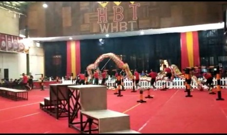 Atlet barongsai tampil di nomor naga kecepatan dalam Kejurnas Olahraga Barongsai di Kota Padang, Sabtu (10/11). 