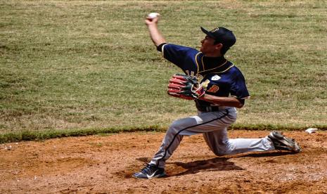 Atlet baseball Jawa Barat Andika Amin P bersiap melempar bola pada pertandingan baseball PON Papua antara Jawa Barat melawan Banten di Stadion Baseball kawasan AURI, Sentani, Kabupaten Jayapura, Papua, Kamis (23/9/2021). Tim baseball Jawa Barat mengalahkan Tim Banten dengan skor 9-1.