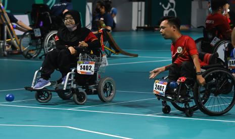 Atlet boccia Indonesia Fendy Kurnia Pamungkas (kiri) dan Wening Prabawati.