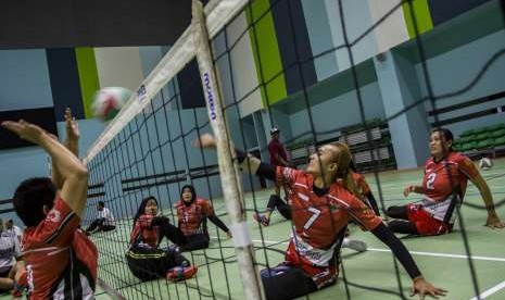 Atlet bola voli duduk putri Asian Para Games Indonesia berlatih di Gelora Bung Karno Arena, Jakarta, Senin (24/9). 