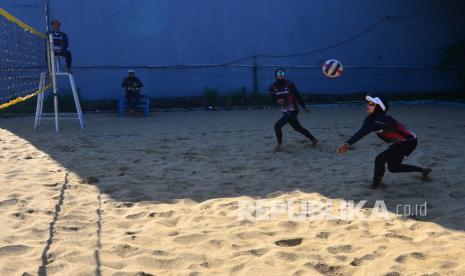 Atlet bola voli pantai putri Jawa Tengah Della Novitasari (kedua kanan) dan Devi Melinda Novita Sari (kanan) melakukan latihan rutin jelang pelaksanaan PON Papua di lapangan Ivojo, Kudus, Jawa Tengah, Jumat (15/9/2021). Tim bola voli pantai putri Jawa Tengah menurunkan dua atletnya untuk bertanding di PON Papua dan menargetkan medali emas.