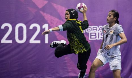 Atlet bolatanga putri Kalimantan Timur Annisa Putri (kiri) berusaha memasukkan bola saat dihadang atlet bolatangan putri Jawa Barat Lia Apriliani (kanan) pada final Bola Tangan Putri PON Papua di Gor SP 2, Kabupaten Mimika, Papua, Kamis (14/10/2021). Tim Kalimantan Timur berhasil meraih medali emas sementara tim Jawa Barat meraih medali perak dan tim DKI Jakarta meraih medali perunggu. 