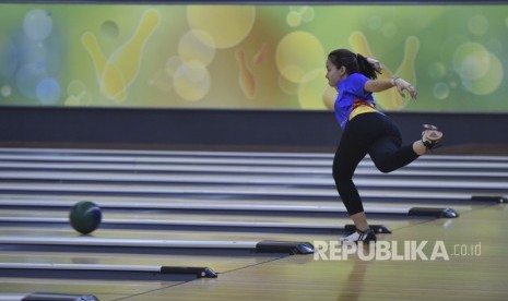 Atlet boling putri Cheya Chantika melempar bola ketika mengikuti latihan pelatnas boling di Arena Boling Ancol, Jakarta, Selasa (1/8). 