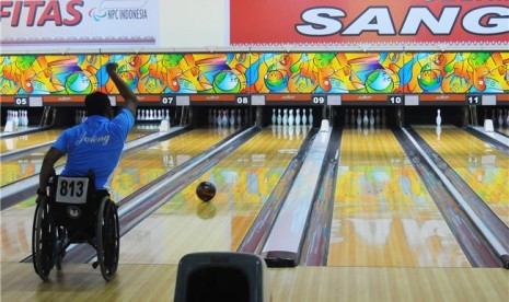  Atlet Bowling Jateng, Wisma W, melepaskan bola dalam pertandingan Final Bowling Mix Double Putra Pekan Paralimpic Nasional (Peparnas) XIV di kawasan Riau Town Square Pekanbaru, Pekanbaru, Riau, Kamis (11/10). 