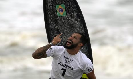 Atlet Brasil Italo Ferreira merayakan perolehan medali emas dalam kompetisi selancar putra di Olimpiade 2020, Selasa, 27 Juli 2021, di pantai Tsurigasaki di Ichinomiya, Jepang. 