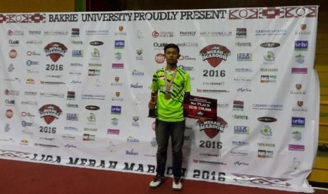 Atlet BSI Bekasi Badminton Club (B3C) Saepul Gopar berhasil menjadi juara ketiga  Kejuaraan Bullutangkis Antarmahasiswa  Se-Jawa, 27 Febuari-6 Maret 2016.