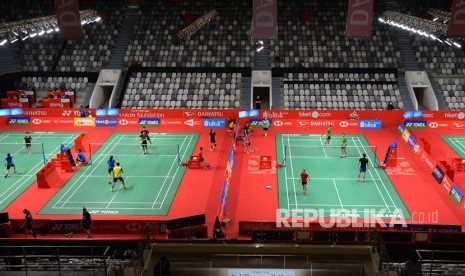 Atlet bulu tangkis melakukan latihan ketika mencoba lapangan jelang pelaksanaan Daihatsu Indonesia Masters 2018 di Istora Senayan, Jakarta, Senin (22/1). 