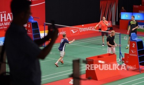 Atlet bulu tangkis melakukan latihan ketika mencoba lapangan jelang pelaksanaan Daihatsu Indonesia Masters 2018 di Istora Senayan, Jakarta, Senin (22/1). 