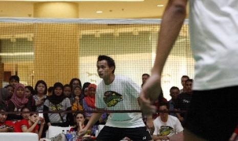 Atlet Bulutangkis Candra Wijaya dan Liliana Natsir dalam pertandingan persahabatan Exhibition Celebrity Smash, di sebuah pusat perbelanjaan, Jakarta, Ahad (26/5).