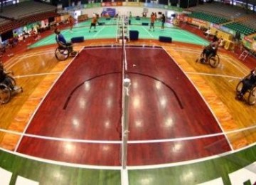 Atlet bulutangkis Indonesia melakukan uji arena Asean Paragames di Sritex Arena, Solo, Rabu (14/12). 