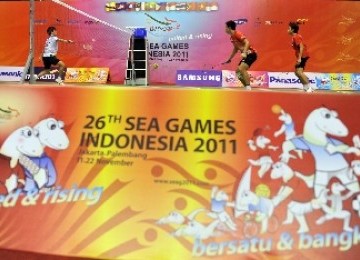 Atlet bulutangkis melakukan latihan di Lapangan Istora Senayan, Jakarta, jelang pertandingan SEA Games 2011.