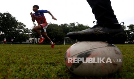 Atlet cabang olahraga (cabor) Rugby Indonesia pemprov Aceh mengikuti latihan rutin di Banda Aceh, Aceh, Selasa (27/10/2020). Persatuan Rugby Union Indonesia (PRUI) Aceh mengadakan latihan rutin untuk persiapan tim putra dan putri mengikuti PON Papua dan Sea Games 2021 di Vietnam. 