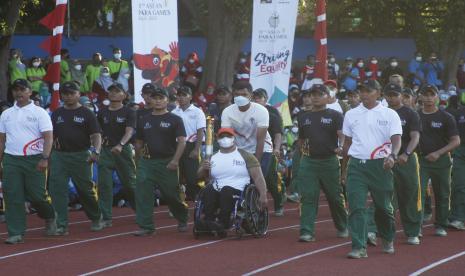 Atlet cabor para angkat besi National Paralympic Committee (NPC) Indonesia Anto Boy membawa api obor saat torch relay atau pawai obor ASEAN Para Games 2022 di Stadion Sriwedari, Solo, Jawa Tengah, Ahad (24/7/2022). Indonesia menjadi tuan rumah ajang ASEAN Para Games XI 2022 yang akan mempertandingkan 14 cabang olahraga dan diikuti 11 negara-negara Asia Tenggara pada 30 Juli-6 Agustus 2022 mendatang.