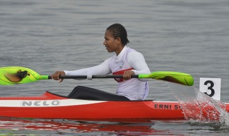 Atlet dayung Indonesia Erni Sokoy usai bertanding pada pertandingan final nomor Kayak 1 Womens 200 Meter SEA Games Ke-27 di Ngalaik Dam, Naypyitaw, Myanmar, Jumat (13/12)