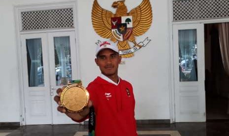 Atlet dayung Ujang Hasbulloh (23) yang bersama timnya meraih emas di Asian Games disambut sederhana di Pendopo Kabupaten Sukabumi, Jawa Barat Jumat (31/8). Atlet dayung putra asal selatan Sukabumi ini kini tercatat mewakili Kota Bandung