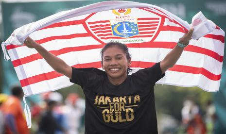 Atlet DKI Jakarta Odekta Elvina Naibaho berselebrasi usai mencapai garis finish dalam nomor lari maraton putrI PON Papua di kompleks Freeport, Kuala Kencana, Kabupaten Mimika, Papua, Sabtu (9/10/2021). Odekta berhasil meraih medali emas, sementara atlet DKI lainnya Tryaningsih meraih medali perak dan atlet Kalimantan Timur Irma Handayani meraih medali perunggu