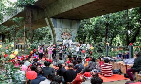 Atlet equestrian Indonesia, Euclia Purnama berbagi kasih dengan 38 anak-anak dan 112 orang dewasa yang kurang mampu di sekitar kolong jalan Veteran, Jakarta Pusat. 