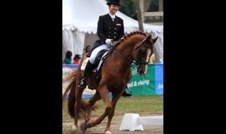 Atlet Equestrian (Ketangkasan Kuda) Indonesia, Larasati Gading dengan kudanya, Wallenstein 145 mengikuti nomor Drassage (Tunggang Serasi) Perorangan. 