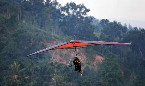 Atlet gantole DKI Jakarta Fauzan Nurhadi berusaha menjaga keseimbangan saat mengikuti lomba nomor ketepatan mendarat pada cabang olahraga Gantole PON Papua di Lapangan Terbang Advent Doyo Baru, Kabupaten Jayapura, Selasa (28/9/2021). 