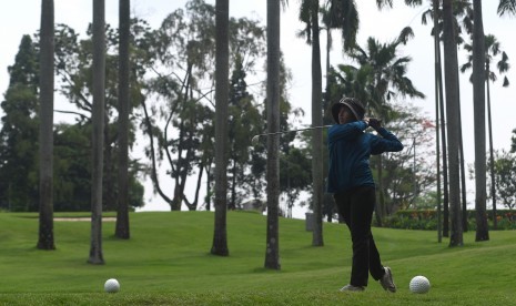 Atlet golf DKI Jakarta Aufa Putri Rachmadya memukul bola saat mengikuti Test Event Golf Road to Asian Games 2018 di Pondok Indah Padang Golf, Jakarta Selatan, Selasa (31/10). 