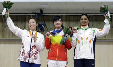 Atlet Guo Wenjun, Zhang Mengyuan, dan Zhou Qingyuan sumbang emas Asian Games 2014 pertama untuk Cina.