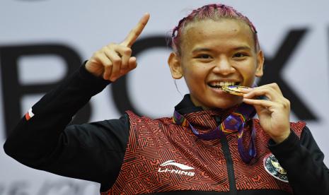 Atlet Indonesia Amanda La Loupatty menggigit medali emasnya usai pengalungan medali kelas -52 kilogram putri nomor low kick Kickboxing SEA Games 2021 Vietnam di Bac Ninh Gymnasium, Bac Ninh, Vietnam, Jumat (13/5/2022). Amanda berhasil meraih medali emas setelah menang atas lawannya atlet asal Filipina Decena Claudine Veloso dengan skor 3-0. Kickboxing Indonesia Lampaui Target Emas di SEA Games