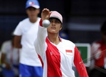 Atlet Indonesia, Annisa Alfath, melempar bola (boule) saat berlaga melawan Filipina dalam cabang olah raga Petanque Sea Games XXVI di Komplek Olah Raga Jakabaring, Palembang, Sumatera Selatan.