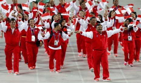 Atlet Indonesia gelombang kepada orang banyak selama Upacara Pembukaan Asian Games ke-17 di Incheon Jumat (19/9). (Reuters/Issei Kato)