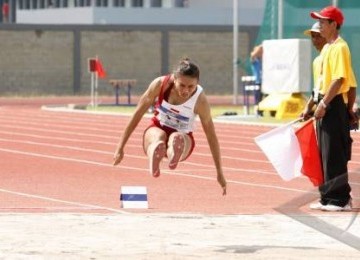 Atlet Indonesia, Maria Natalia Londa, berlaga dalam nomor lompat jauh putri SEA Games XXVI di Stadion Atletik, Komplek Olah Raga Jakabaring, Palembang, Sumsel, Sabtu (12/11).