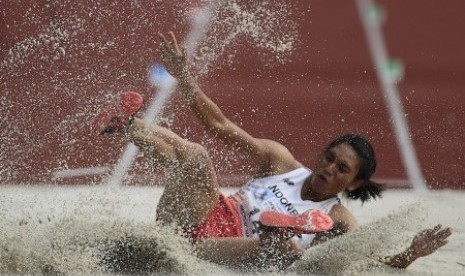 Atlet Indonesia Maria Natalia Londa melakukan lompatan dalam final lompat jauh putri atletik 18th Asian Games Invitation Tournament di Stadion Utama Gelora Bung Karno, Senayan, Minggu (11/2). Maria Natalia Londa menyabet medali emas dengan lompatan sejauh 6,43 meter. 