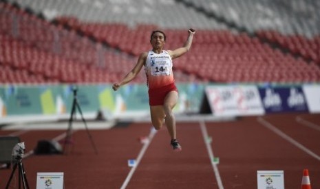 Atlet Indonesia Maria Natalia Londa melakukan lompatan dalam final lompat jauh putri atletik 18th Asian Games Invitation Tournament di Stadion Utama Gelora Bung Karno, Senayan, Minggu (11/2). Maria Natalia Londa menyabet medali emas dengan lompatan sejauh 6,43 meter. 