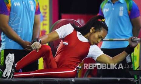 Atlet Indonesia Ni Nengah Widiasih bersiap melakukan angkatan dalam babak final Women's Up to 41 kg group A para powerlifting Asian Para Games 2018 di Balai Sudirman, Jakarta, Ahad (7/10).