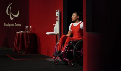 Atlet Indonesia Ni Nengah Widiasih bersiap untuk mengangkat saat final powerlifting 41kg putri di Paralimpiade Tokyo 2020, Kamis, 26 Agustus 2021, di Tokyo, Jepang. Widiasih meraih medali perak dalam ajang tersebut.