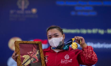 Atlet Indonesia Shebrioni memamerkan medali emasnya saat upacara penyerahan medali kelas 67 kilogram putri ASEAN Para Games 2022 di Hotel Paragon, Solo, Jawa Tengah, Kamis (4/8/2022). Indonesia berhasil menyapu bersih 10 emas cabang olahraga angkat berat putri kelas 67, 73, 79, 86, dan diatas 86 kilogram. 